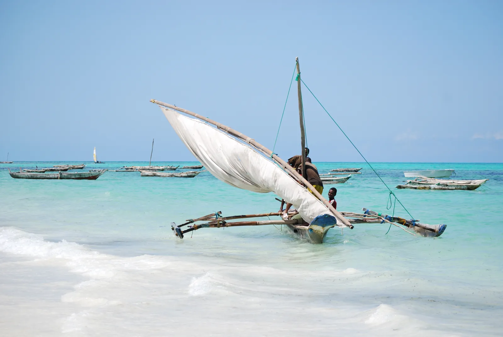 Archipel de Zanzibar vu du large, lagon turquoise et barrière de corail