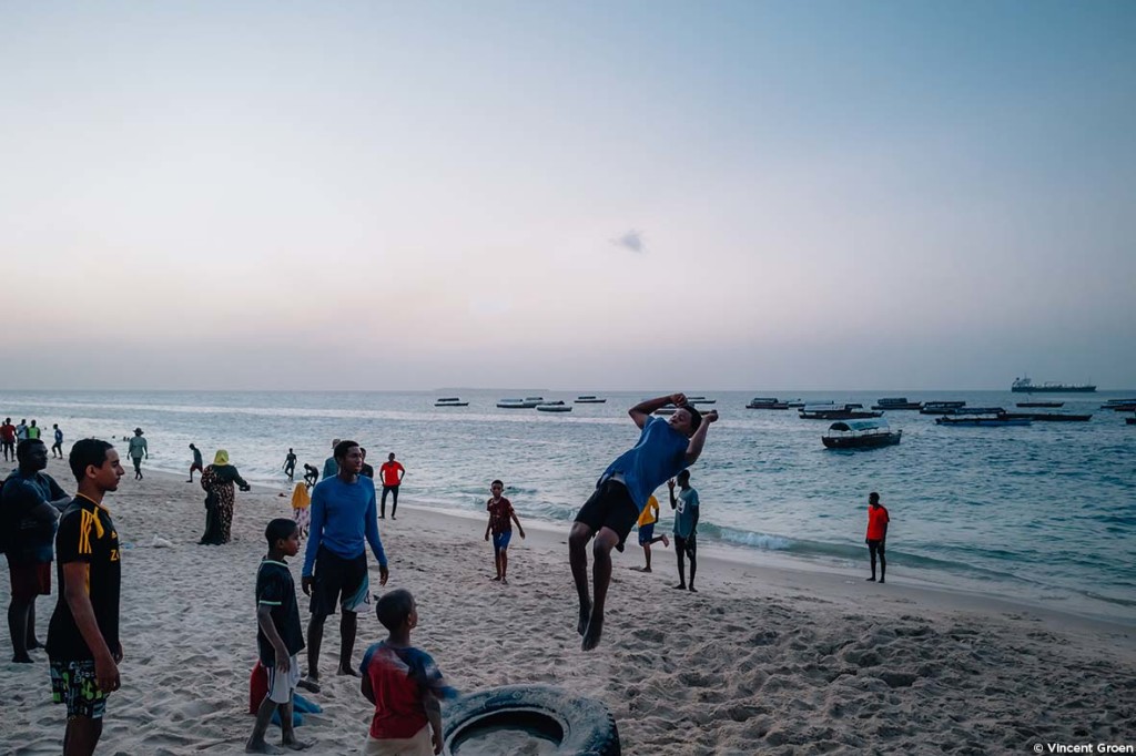 Jeunes s'amusant sur la plage à Stone Town